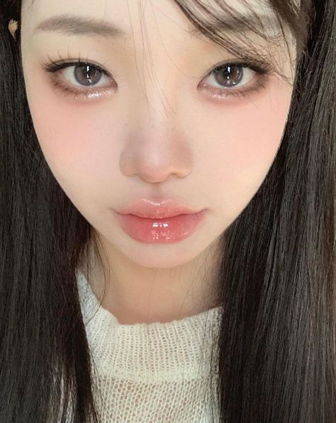 credit: hyangxbabe on instagram Korean Makeup Trends, Makeup Layout, Asian Makeup Looks, Soft Makeup Looks, Korean Eye Makeup, Face Art Makeup, Palette Eyeshadow, Ethereal Makeup, Face Palette