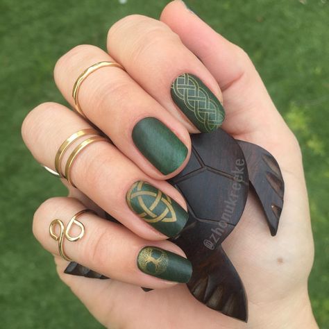 Jamberry Rachael Skelton Celtic Green and Gold NAS!!❤️ Maquillage Harry Potter, Avengers Nails, Irish Nails, Marvel Nails, Harry Potter Nails, Halloweenský Makeup, Emerald Nails, Celtic Green, Witchy Nails