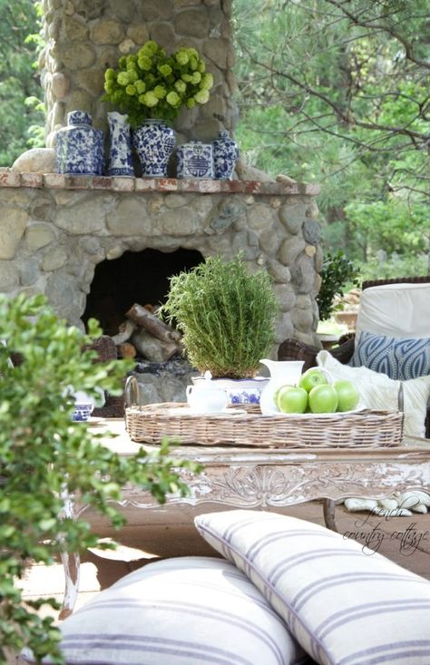 Rustic Outdoor Fireplaces, Country Patio, Design Per Patio, French Country Dining Room, French Country Living, Country Dining Rooms, French Country Dining, Diy Outdoor Decor, Outdoor Living Room