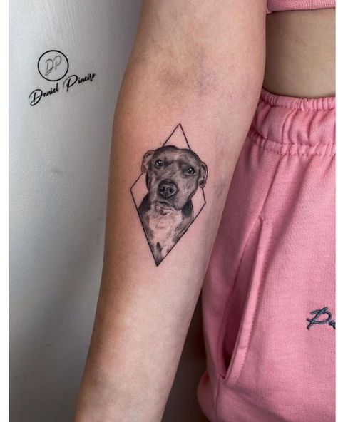 Pitbull Tattoo For Women, Pet Portrait Tattoos, Tattoo Minimalista, Pet Tattoo Ideas, Pet Tattoos, Dog Portrait Tattoo, Small Dog Tattoos, Pitbull Tattoo, Tribute Tattoos