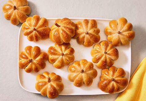 Pumpkin Shaped Rolls, Shaped Dinner Rolls, Dinner Rolls Easy, Thanksgiving Bread, Crowd Pleasing Appetizers, Bread Shaping, Dinner Rolls Recipe, Pumpkin Roll, Cheesy Bread