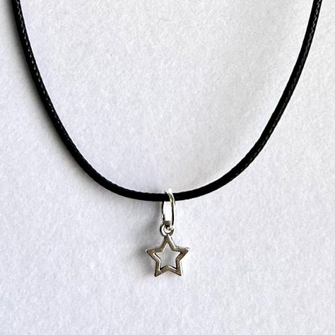 Handmade Silver Charm Star Necklace Star Charm Necklace, Estilo Grunge, Handmade Jewelry Tutorials, Jewelry Accessories Ideas, Diy Crafts Jewelry, Beaded Jewelry Diy, Star Charms, Pretty Jewellery, Star Necklace