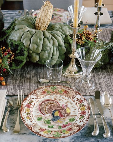 Martha set a rustic tablescape for her 2014 Thanksgiving celebration in her Bedford home's Brown Room. #marthastewart #recipes #recipeideas #thanksgiving #thanksgivingrecipes #thanksgivingdishes Martha Stewart Thanksgiving, Martha Stewart Christmas, Thanksgiving Dinner Recipes, Thanksgiving Inspiration, Turkey Soup, Autumn Table, Thanksgiving Traditions, Martha Stewart Living, Decorations Table