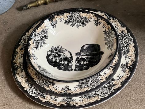 RARE UNUSED Steampunk Skull Couple Limited Edition 3 Piece Dinner Set, Wedding, Royal Stafford England, Gift - Etsy Skull Dinnerware Set, Gothic Wedding Gift Ideas, Halloween Table Settings Ideas, Goth Gift Ideas, Skull Kitchen, Steampunk Skull, Skull Couple, Lunch Sides, Wedding Royal