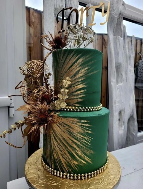 Champagne Cake Design, Emerald Wedding Cake, Wedding Cake Emerald Green, Green Birthday Cakes, Apple Cake Pops, Blue Velvet Cakes, Extravagant Wedding Cakes, Champagne Cake, Cake With Flowers