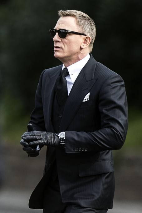 Daniel Craig on the set of SPECTRE (2015). Daniel Craig Spectre, James Bond Suit, Bond Suits, James Bond Spectre, James Bond Style, Daniel Craig James Bond, A Man In A Suit, Man In A Suit, Herren Style