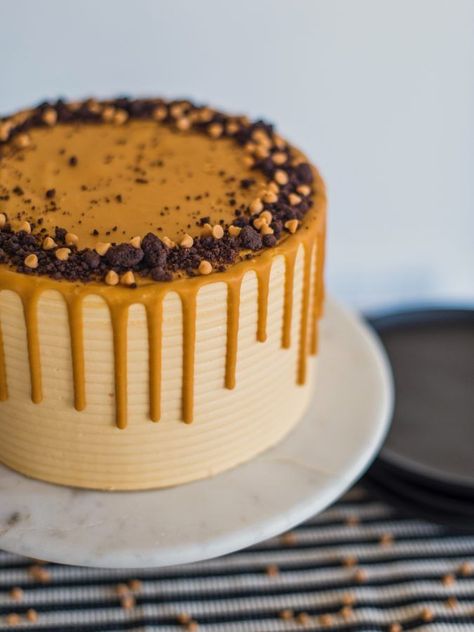 Butterscotch Chocolate Chip Cake #cakebycourtney #butterscotchchocolatechipcake #butterscotchfrosting #chocolatechipcake #cake #easycakerecipe Butterscotch Birthday Cake, Butterscotch Cake Decoration, Brown Cake Design, Neutral Cakes, Butterscotch Ganache, Butterscotch Frosting, Cake Workshop, Brown Cake, Frosting Chocolate