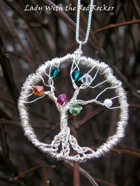 Family Tree Pendant Necklace 25+ Inexpensive DIY Birthday Gift Ideas for Women | NoBiggie.net Family Tree Diy, Birthday Tree, Chainmail Jewelry, Diy Collier, Pendant Tutorial, Family Tree Necklace, Wire Tree, Diy Wire Jewelry, Tree Necklace