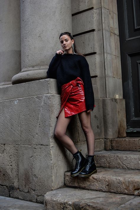 How To Wear A Red Patent Leather Skirt Vinyl Skirt, Red Leather Skirt, Look Casual Chic, Red Mini Skirt, Miniskirt Outfits, Mode Casual, Fashion Tights, Red Skirts, Street Style Inspiration