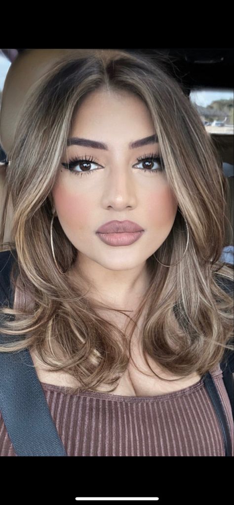 Blonde Balayage Highlights Short Hair, Brown Hair Balayage 90s, 90s Blowout Hair With Highlights, Balayage Layered Hair Short, Short Balayage Hair Layers, Dark Short Hair With Blonde Highlights, 90 Style Layers, Light Layers On Medium Hair, Medium Layered Hair With Highlights