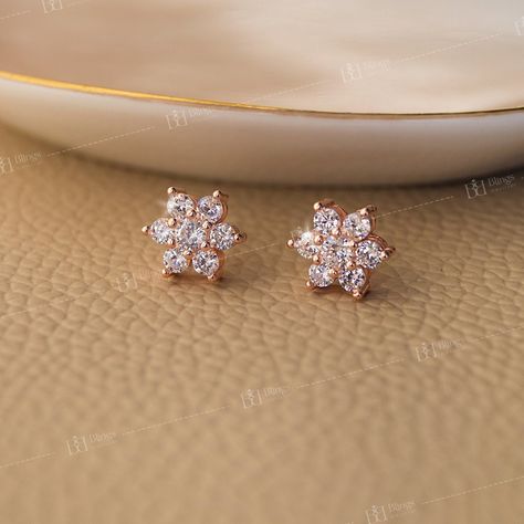 18K Solid Gold Moissanite Floral Cluster Earrings, Round Diamond Stud Earrings, Silver Moissanite Cluster Earrings, Floral Stud, Wedding Gifts, Elegant and Classis Silver Diamond Studs, 1.00 CT Moissanite Cluster Earrings, Round Halo Engagement Earrings :: 𝗡𝗢𝗧𝗘 :: Let us know if you have it made in a different size (𝗣𝗹𝗲𝗮𝘀𝗲 𝗖𝗼𝗺𝗺𝘂𝗻𝗶𝗰𝗮𝘁𝗲 𝗶𝗻 𝗰𝗵𝗮𝘁 𝘄𝗶𝘁𝗵 𝗼𝘂𝗿 𝘁𝗲𝗮𝗺) ➜ 𝗦𝘁𝗼𝗻𝗲 𝗗𝗲𝘁𝗮𝗶𝗹𝘀 ✦ Shape : Round Cut ✦ TCW - 1.25CT (App.) ✦ Type : Moissanite ✦ Color : Co Jewellery Lookbook, Diamond Flower Earrings, Gold Jewelry Prom, Small Earrings Gold, Cluster Earring, Diamond Earrings Studs Round, Engagement Earrings, Studs Gold, Stud Earrings Silver