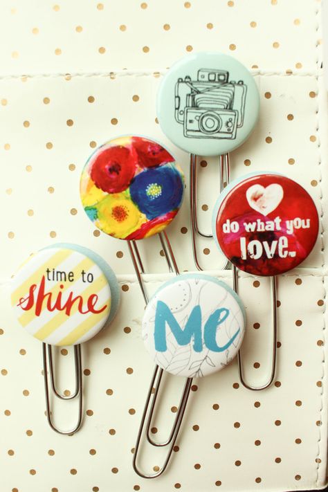 Button Packaging Ideas, We R Memory Keepers Button Press Ideas, How To Make Badges Diy, Button Maker Ideas Free Printable, Button Badges Ideas, Button Press Ideas, Paper Badges Ideas, Button Badge Design Ideas, Badge Making Ideas