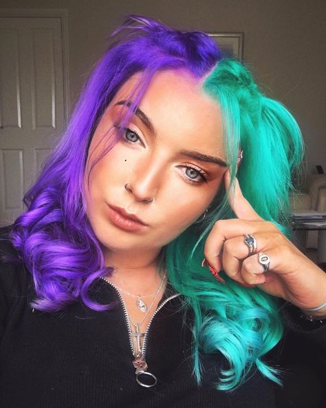 Bright Hair Color Ideas, Two Color Hair, Fox Hair Color, Pixie Haircut Fine Hair, Half And Half Hair, Split Dye, Vivid Hair, Split Dyed Hair, Fox Hair