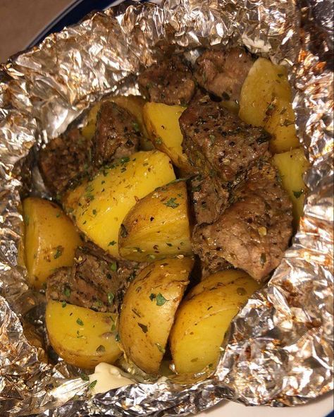 -GARLIC STEAK AND POTATO FOIL PACKS : - Delish Grandma's Recipes Foil Packet Potatoes, Garlic Steak, Steak Potatoes, Foil Pack Meals, Foil Packs, Top Sirloin Steak, Yellow Potatoes, Sirloin Steak, Garlic Butter Steak