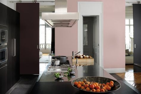 10 interprétations de rose dans votre décoration d’intérieur - Marie Claire Maison Pink And Grey Kitchen, Deco Spa, Waterfall House, Murs Roses, Interior Design Colleges, Interior Design Programs, Pastel Interior, Pink Inspiration, Grey Kitchen