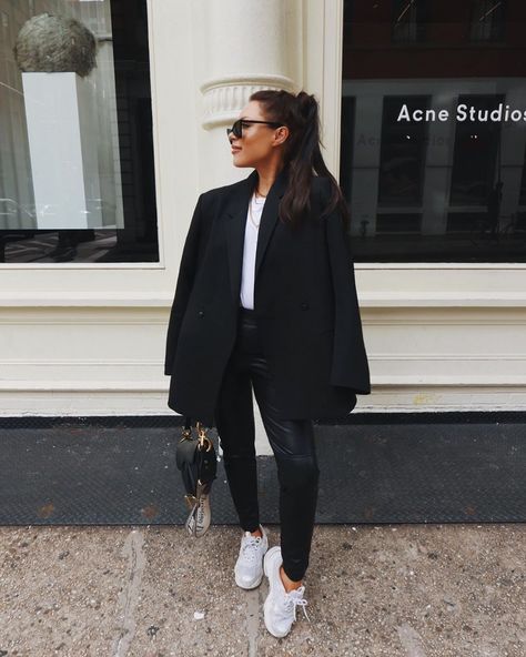 Lorna on Instagram: “New York 🇺🇸 Day 2 after my microneedling and i feel like i’ve had a face lift ...full story in my NYC highlight” Lorna Luxe, Fashion Idol, Winter Outfit Ideas, Styling Inspiration, Face Lift, Winter Outfit, Womens Fashion Trends, Minimalist Outfit, Street Styles