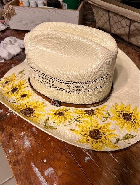 Hand painted art Hat Paintings Ideas, Painted Cowboy Hats, Ranch Hats, Embellished Hats, Decorated Hats, Real Cowgirl, Cowboy Hat Design, Diy Hats, Hat Burning