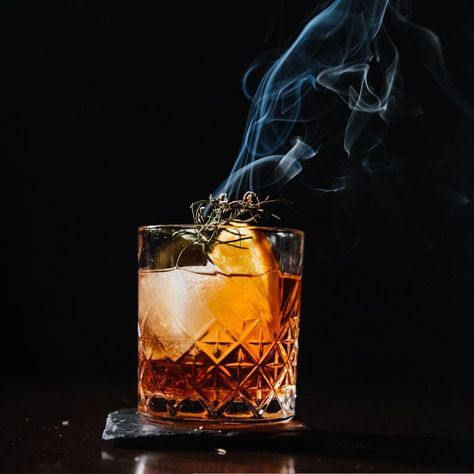 Whiskey cocktails: Old-fashioned variations for a delicious twist Whiskey Aesthetic, Event Moodboard, Whiskey Cocktail Recipes, Cocktail Images, Old Fashion Cocktail Recipe, Cocktail Recipes Whiskey, Jack And Coke, Whisky Cocktails, Pretty Cocktails