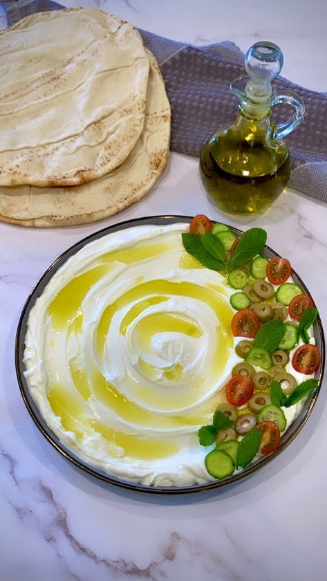 Labneh Sandwich, Labneh Recipe, Healthy Appetizers Recipes, Bread Crackers, Middle Eastern Cuisine, Middle East Recipes, Za Atar, Vegetarian Entrees, Cold Appetizers