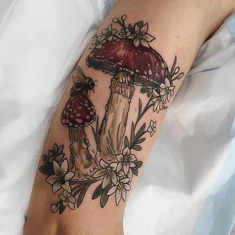 Sophia Baughan Tatuaje Studio Ghibli, Mushroom Tattoo, Autumn Tattoo, Mushroom Tattoos, Tattoo Zeichnungen, Inspiration Tattoos, Geniale Tattoos, Botanical Tattoo, 1 Tattoo