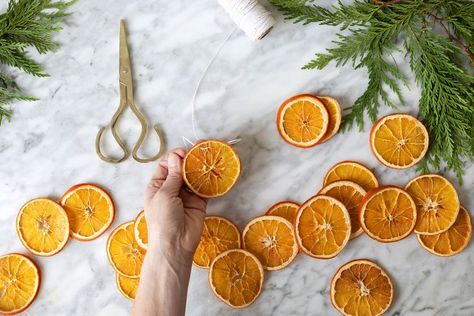 Hygge Christmas Decor, Cottage Core Christmas, Dried Orange Garland, Sustainable Christmas Decorations, Navidad Natural, Fresh Garlands, Winter Garland, Minimalist Christmas Decor, Scandinavian Christmas Decorations