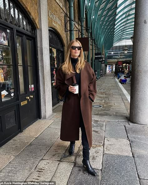 Dark Brown Coat Outfit, Outfit Marrone, Brown Coat Outfit, Outfit Nero, Rosie Huntington Whiteley Style, Effortless Outfit, Coat Outfit, Event Outfit, Elegante Casual