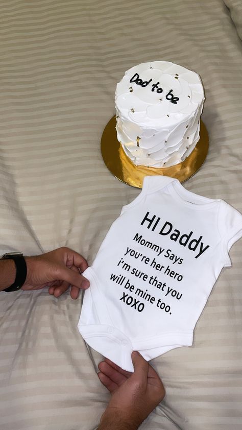 Dad To Be Cake Ideas, Pregnancy Ideas, Eid Photos, Diy Anniversary Gift, Dad To Be, Baby Announcement Photos, Diy Anniversary, Couple Goal, Miracle Baby