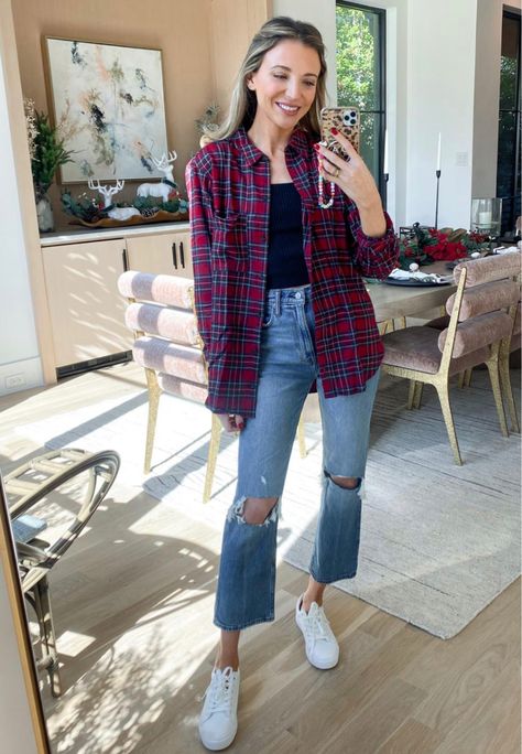 How To Style Flannel Shirt, Boyfriend Flannel Outfit, How To Style Flannel, Dani Austin, Flannel Shirt Outfit, Flannel Outfit, And So It Begins, Womens Flannel Shirt, Dinner Outfit