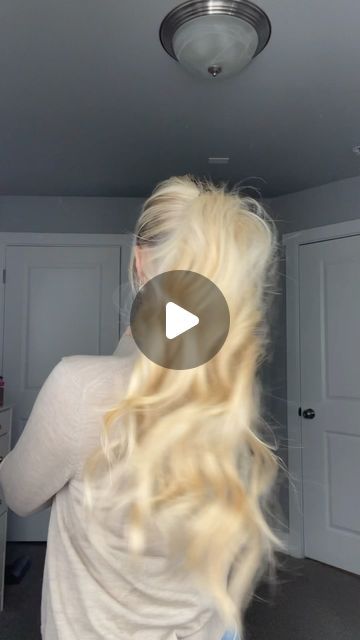 Olivia Dayton on Instagram: "the best hack for a banana clip!! Keeps your hair pulled back how you want and puts the bulk of your hair at the top!! IB: lauren.k.miller on tiktok!! 🫶🏼🫶🏼  • • • #bananaclip #clawclip #hairclip #hairhowto #hairstyletutorial #hairhacks" How To Wear Banana Clip, Teleties Flat Clip Hairstyles, How To Use A Banana Clip, Banana Clip Hairstyles Tutorials, Banana Hair Clip Hairstyles, Olivia Dayton, Banana Clip Hairstyles, Banana Clip Hair, Hairclip Hairstyle