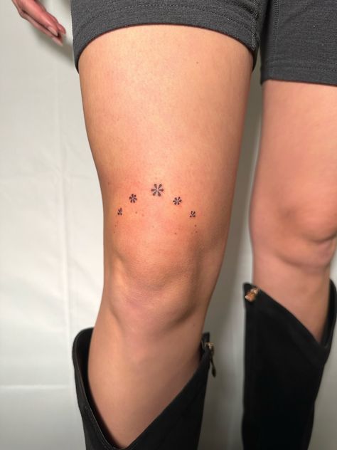 Tattoo Story Ideas, Tattoos Of Womens Body, Healing Inspired Tattoos, Bold Line Tattoo Ideas, Horizontal Leg Tattoo, Stick And Poke Tattoo Leg, Women’s Knee Tattoo Ideas, Cool Knee Tattoos Women, Zia Tattoo Women