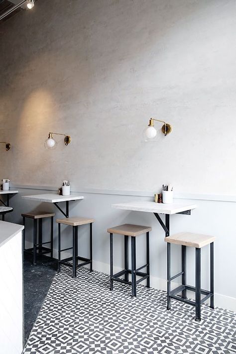 Forma simple de instalar mesas/barras tanto para contar con más lugares de trabajo como para tomar nuestros alimentos. Minimalist Dekor, تصميم الطاولة, Coffee Shop Interior Design, Small Restaurants, Cafe Shop Design, Small Cafe, 카페 인테리어 디자인, Coffee Shops Interior, Modern Restaurant