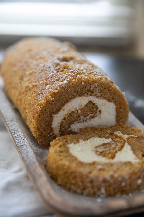 pumpkin roll cake with a slice cut Pumpkin Roll Recipe Easy, Roll Cake Recipe, Pumpkin Roll Cake, Pumpkin Rolls Recipe, Frozen Pumpkin, Pumpkin Spice Cake, Cheese Pumpkin, Pumpkin Roll, Roll Cake