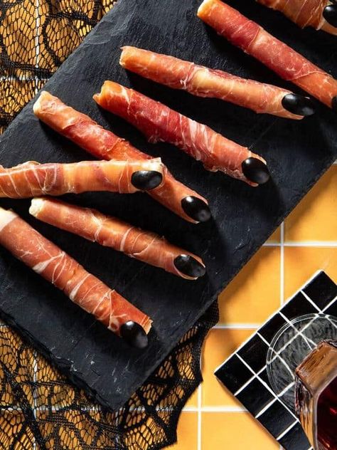 22 Halloween Party Appetizers for Adults - Lady Celebrations Spooky Charcuterie, Buffet Halloween, Halloween Finger Foods, Halloween Party Appetizers, Halloween Food Appetizers, Spooky Halloween Treats, Witches Fingers, Halloween Party Snacks, Easy Halloween Food