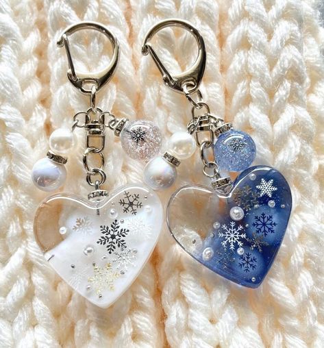 Resin Christmas Gifts Diy, Resin Crafts Christmas Gift Ideas, Resin Valentine Gift Ideas, Resin Art Accessories, Christmas Resin Jewelry Ideas, Epoxy Design Ideas, Winter Resin Ideas, Christmas Resin Jewelry, Resin Keychains Ideas