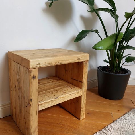 Handmade bedside table made of reclaimed wood This bedside table is also ideal as a coffee or side table. The wood comes from old scaffolding planks and was planed, sanded and then oiled with a hard wax oil. Custom-made products are also possible. Since this product is made of old wood, small cracks, notches and color differences are present. Small Wood End Table, Diy Rustic Nightstand, Handmade Bedside Table, Diy Nightstand Ideas Easy, Wood Bed Side Tables, Homemade Nightstand, Bed Side Table Diy, Diy Side Table Bedroom, Diy Wood Side Table