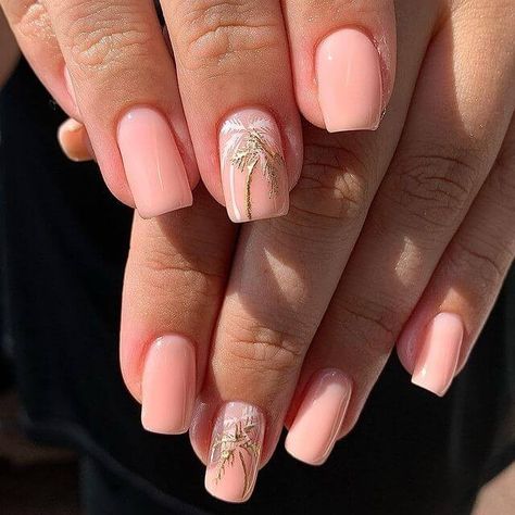 Pink nail art Acrylic Nails Vacation Beach, Palms Nails Design, Subtle Tropical Nails, Gold Palm Tree Nails, Nails Hawaii Vacation, Goa Nails Design, Palm Nail Art, Pink Palm Tree Nails, Classy Beach Nails