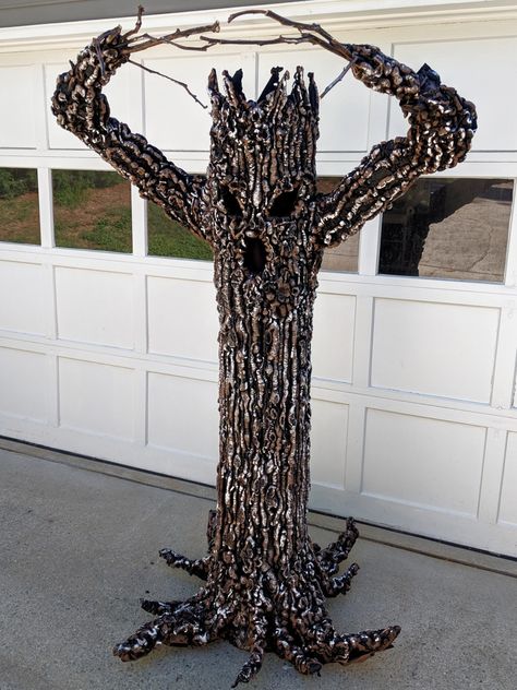 DIY Halloween Creepy Tree - The Craft Crib Diy Halloween Tree, Creepy Tree, Tree Props, Haunted Tree, Halloween Outside, Halloween Props Diy, Creepy Halloween Decorations, Halloween Creepy, Spooky Trees