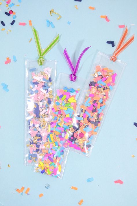 DIY Confetti Shaker Bookmarks — The Confetti Bar Kids Craft Fair Ideas, Diy Christmas Gifts Kids, Bible Bookmarks Diy, Christian Crafts To Sell, Diy Gifts Kids Can Make, Confetti Bookmarks, Small Diy Christmas Gifts, Shaker Bookmarks, Christmas Gifts Kids Can Make