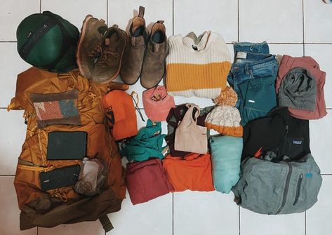 Minimalist Backpack Essentials, One Bag Travel Women Packing List, Bali Backpacking, Solo Backpacking, Solo Trips, Traveling Alone, Inside My Bag, Adventure Style, Backpack Travel