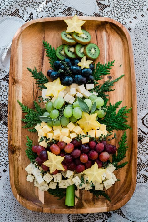 Christmas Tree Cheese Board, Tree Cheese Board, Christmas Tree Cheese, Jul Mad, Fest Mad, Tanaman Indoor, Christmas Brunch, Xmas Food, Holiday Appetizers