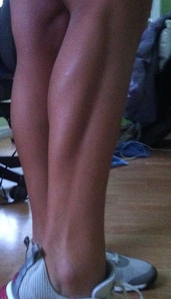 look at that calf muscle! Muscle Definition Women, Leg Muscles Women, 2021 Aesthetic, Dancer Lifestyle, Gym Goals, Woman Fitness, Big Calves, Muscle Definition, Sports Outfits