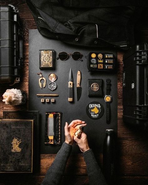 Apple Gadgets, Edc Essentials, Mens Luxury Lifestyle, Edc Gadgets, Daily Carry, Gentleman Aesthetic, Edc Tactical, Hilarious Pictures, Art Of Manliness