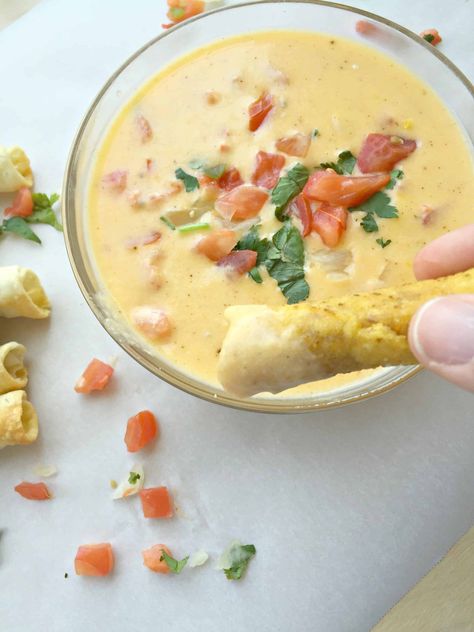 Skinny Queso Dip Dip Greek Yogurt, Cheesy Bacon Dip, Mexican Dip, Queso Dip Recipes, Crispy Chips, Queso Recipe, Healthy Dips, Yogurt Dip, Queso Dip