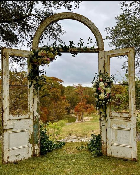 Piscina Natural, Garden Yard Ideas, Old Door, Garden Doors, Garden Cottage, Garden Gates, Backyard Decor, Backyard Landscaping Designs, Outdoor Projects