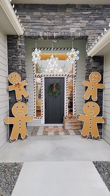 Diy Nutcracker Outdoor, Gingerbread Christmas House Decorations, Front Porch Gingerbread House, Gingerbread Decor Outdoor, Christmas Party Decorations School, Diy Christmas House Decor, Decorate My House Like A Gingerbread House, Diy Gingerbread House Photo Backdrop, Indoor Gingerbread House Decorations