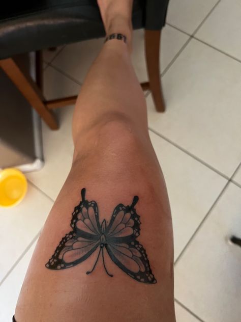 Papilio Butterfly Tattoo, Cute Upper Back Tattoos For Women, Tattoos Woman Butterfly, Butterfly Tattoos Thigh, Leg Tattoos Women Butterflies, Butterfly Tattoo Shading, Tattoo Ideas Female Thigh Small, Butterfly On Knee Tattoo, Coverup Butterfly Tattoo