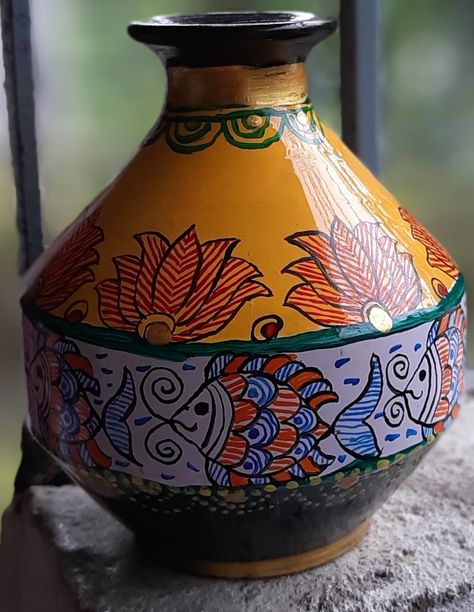 Madhubani Art On Pots, Madhubani Pot Painting, Madhubani Painting On Pot, Newspaper Craft, Painting Indian, Indian Arts, Pot Painting, Cold Porcelain Flowers, Pot Design