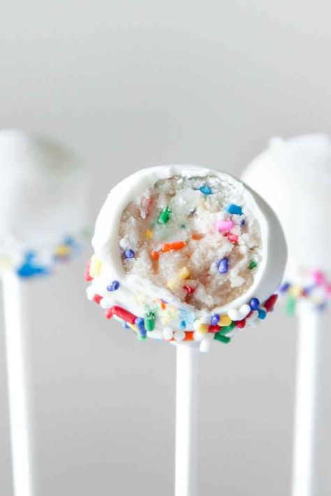 Here at Sprinkles for Breakfast, we have a thing for sprinkles. It's not really our fault. They are colorful, cute, and scream "PARTY" Confetti Cake Pops, Cake Pop Receita, Funfetti Cake Pops, Cake Ball, Birthday Cake Pops, Confetti Cake, Cake Pop Recipe, Salty Cake, Funfetti Cake