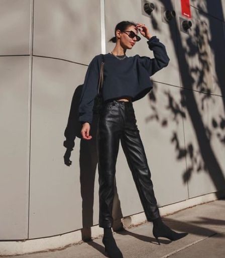 Leather Trousers Outfit, Trousers Outfit, Leather Pants Outfit, Oufits Casual, Black Leather Pants, Modieuze Outfits, Outfit Look, Leather Trousers, Faux Leather Pants