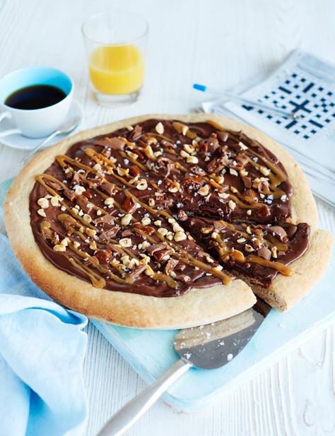 Salted caramel and chocolate pizza. We're not lying. Oh, and there's Daim bars on top. The ultimate, indulgent treat that is 100% acceptable to eat for breakfast, lunch, dinner, and all times in between. Enjoy! Dessert Pizza Recipes, Salted Caramel Recipes, Sweet Pizza, Chocolate Pizza, Dough Pizza, Cookie Pizza, Pizza Dough Recipe, Chocolate Nutella, Dessert Pizza